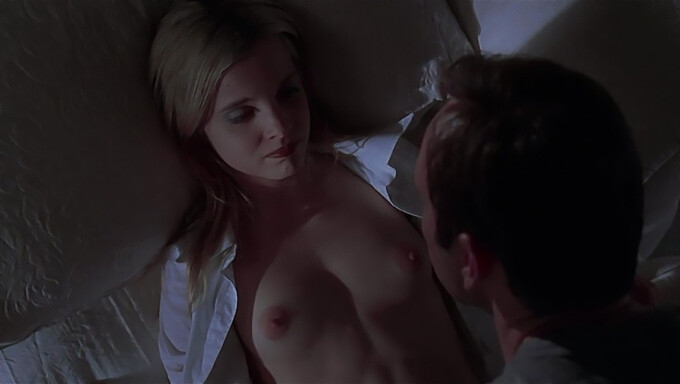 American stunner Mena Suvari in an amazing scene