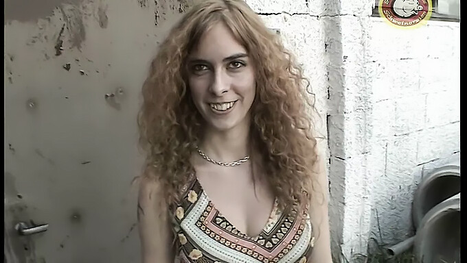 Adriana, a adolescente europeia, desfruta de múltiplas gozadas faciais em um vídeo vintage