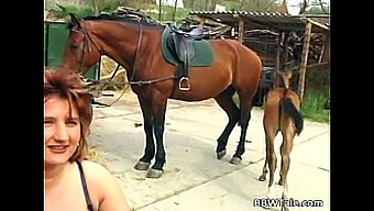 Uma mulher madura voluptuosa se entregando a uma experiência quente ao ar livre