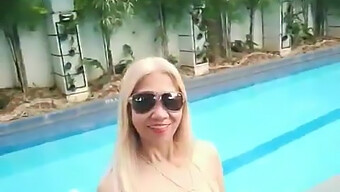 Una Rubia Milf Voluptuosa Y Seductora Disfrutando Del Placer Durante Sus Vacaciones