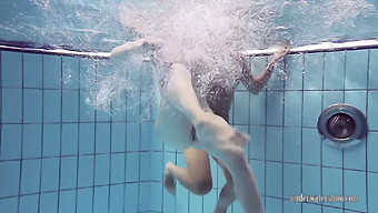 Les Filles Russes Katrin Privsem Et Lucy Gurchenko Se Déshabillent Et Nagent Nues Dans Une Piscine Publique