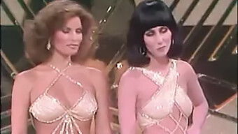 Vintage Cher Dan Raquel Welch Dalam 