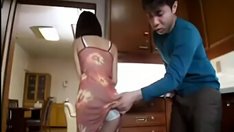 Một Người Phụ Nữ Châu Á Trưởng Thành Cho Bạn Của Con Trai Mình Một Blowjob Thân Thiện.