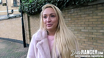 Die blonde britische Schönheit Amber Deen twerkt beim ersten Date mit einem Cowboy und zeigt neckisch ihre Vorzüge und Fähigkeiten