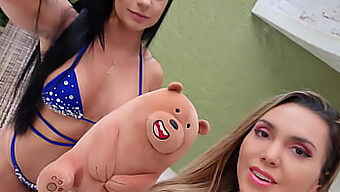 Teddybär Wird In Einem Lesbenvideo Mit Der Muschi Ihrer Besitzerin Intim