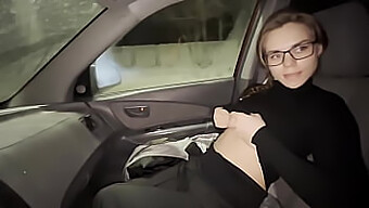 Sexy Freundin Gibt Im Auto Einen Blowjob Während Des Verkehrs