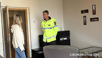 En Kåt Polis Blir Knullad Av En Eskort I En Het Video