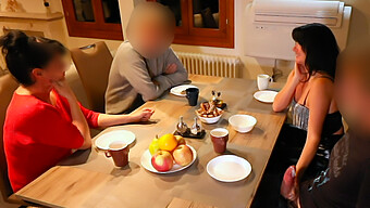 En Tysk Milf Oväntat Offentligt Möte Med En Välutrustad Man På En Restaurang.