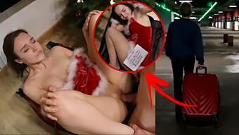 Sorpresa De Navidad De Pareja: Sexo Caliente Bajo El Árbol