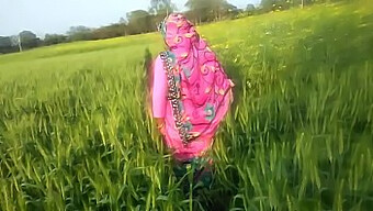 Amateur Indian Couple'S Outdoor Sex In Village