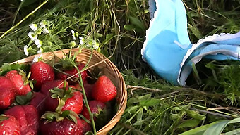 Uma Garota Doce Se Entrega A Morangos E Revela Seus Desejos Íntimos.