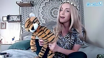 La Rubia De Tetas Pequeñas Carol Baskin Le Da A Joe Exotic Un Salvaje Show De Webcam Con Temática De Tigres