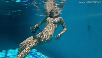 La Séduisante Beauté Européenne Mary Kalisy Dans Une Performance Érotique Sous-Marine