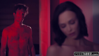 Stalking E Penetrazione: Emily Willis Sperimenta Il Sesso Horror In Una Cabina