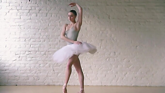 Des Danseurs Européens Montrent Leurs Talents En Ballet Dans Une Vidéo Sensuelle