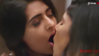 Actrița Indiană Shiny Dixit Într-Un Sărut Lesbian