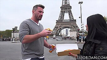 Vivi Un Viaggio Sensuale Attraverso Parigi Con L'Affascinante Bellezza Latina Jules Jordan, Come Guida Al Piacere Anale