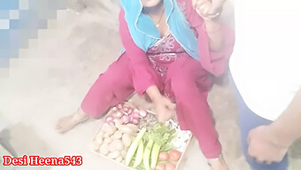 Indian Housewife Caught By Vegetable Vendor Giving Him A Blowjob In Clear Hindi Voice