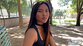 May Thai Tager På En Stor Pik I En Varm Pov Blowjob Scene