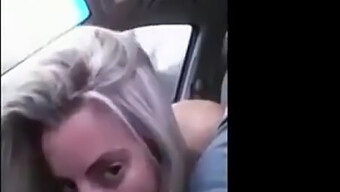 Seorang Wanita Blonde Memberikan Blowjob Dalam Kereta Dalam Video Amatur Ini