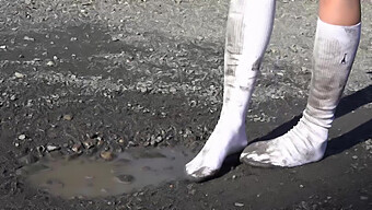 Découvrez Le Frisson De 60 Fps Alors Que Vous Vous Adonnez Aux Délices Boueux Des Chaussettes Blanches