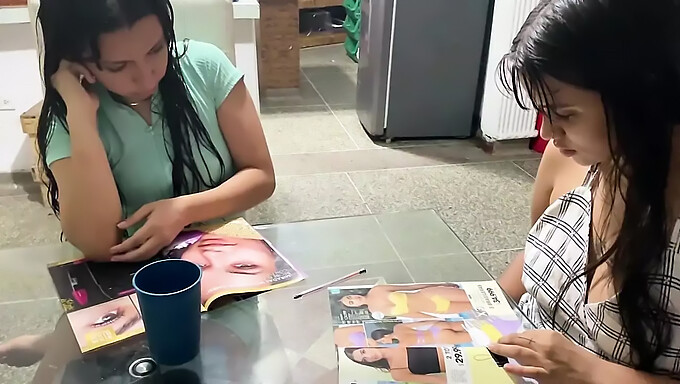 Mi amigo y yo nos entregamos a unas fantasías calientes de revista, lo que lleva a un encuentro apasionado y una intensa eyaculación femenina