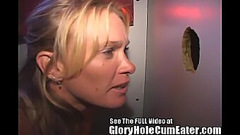 Une Milf Fait Des Fellations Profondes Et Avale Du Sperme Dans Un Gloryhole Public