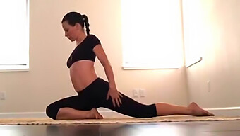 La Séance De Yoga Milf D'Evangeline Lilly Avec Des Milfs Sexy