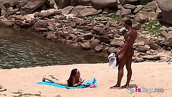 Dobro Obdarjen Afriški Moški Sreča Golopolto Osebo Na Naturistični Plaži, Zaradi Česar Je Preprosto S Svojo Impresivno Velikostjo.