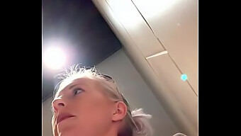 Blond Bomb Njuter Av Offentlig Fingering På Toaletten