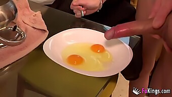 Ainaras Lieblingsfrühstück: Sperma-Omelette in HD-Video essen