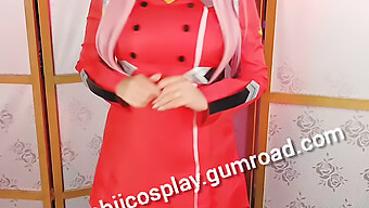 Zerotwo'S 18-Jarige Latina Schoonheid In Natuurlijke Grote Tieten Cosplay