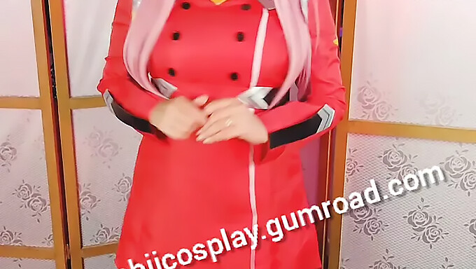 18-ročná latino kráska Zerotwo v prirodzenom cosplay s veľkými prsiami