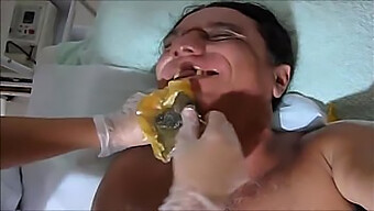 Remoção Sensual De Barba Com Cera Quente Para Produção De Pornô Amador. Essa Cena Vai Te Deixar Louco De Tesão!