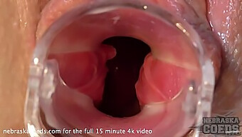 Close-up dari vagina yang terbuka lebar dan kencing dalam video casting yang sebenarnya