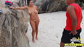 A adolescente (18+) Alexswingrj tem sua bunda grande e seu pau grande preenchidos com um pau grande na praia