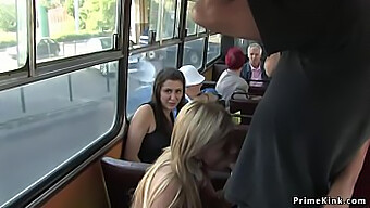 Une Balade En Bus Public Se Transforme En Une Rencontre Faciale Kinky Pour Une Blonde