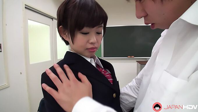 Kaho Miyazaki, estudiante japonesa, da placer oral sin censura