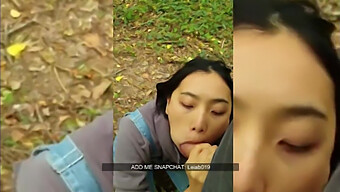 Seorang Wanita Muda Cina Memberikan Blowjob Awam Kepada Seorang Lelaki Kulit Putih