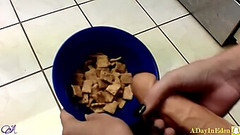 Giovane amatoriale si diverte con un gioco solitario e una leccata di sperma con cereali