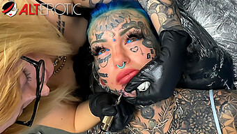 Een Bloedmooie Getatoeëerde Vrouw Krijgt Een Nieuwe Facial Tattoo Terwijl Ze Klaarkomt