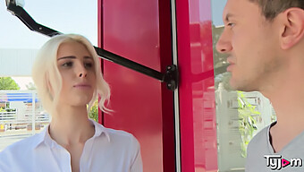 La Blonde Mandy Slim Se Fait Étirer Son Trou Du Cul Serré