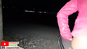 Tenåringsjente Gir En Blowjob Og Har Sex Med En Mann På En Strand Under Ferien