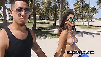 Sophia Leone, Eine Atemberaubende Latina In Einem Bikini, Hebt Ihren Strandspaß Auf Die Nächste Stufe, Indem Sie Den Penis Eines Mannes Verwöhnt