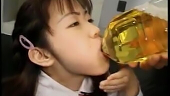 アジアの女の子がアマチュアビデオでファックされ、チンポを飲む