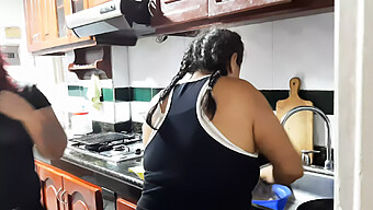 Aku Bersetubuh Dengan Pembantu Sementara Ibu Tiriku Memasak Dan Masturbasi