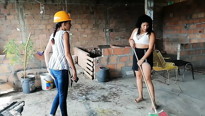 Joven y cachonda latina se involucra en sexo lésbico caliente con el ingeniero de construcción de su empresa