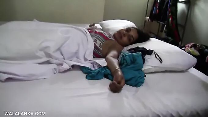 Una pareja de Sri Lanka se dedica a la actividad sexual en su cama, con el hombre eyaculando dentro de la vagina de la mujer. ¡No te pierdas esta escena caliente!