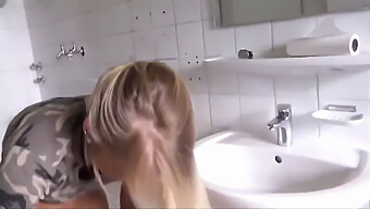 Německá Blondýnka Milf Si Užívá Velký Penis S Výstřikem Dovnitř V Přirozených Prsou