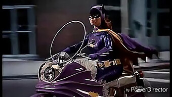 Batgirl Yang Berpakaian Lateks Mendapat Blowjob Dari Pahlawan Bertopeng